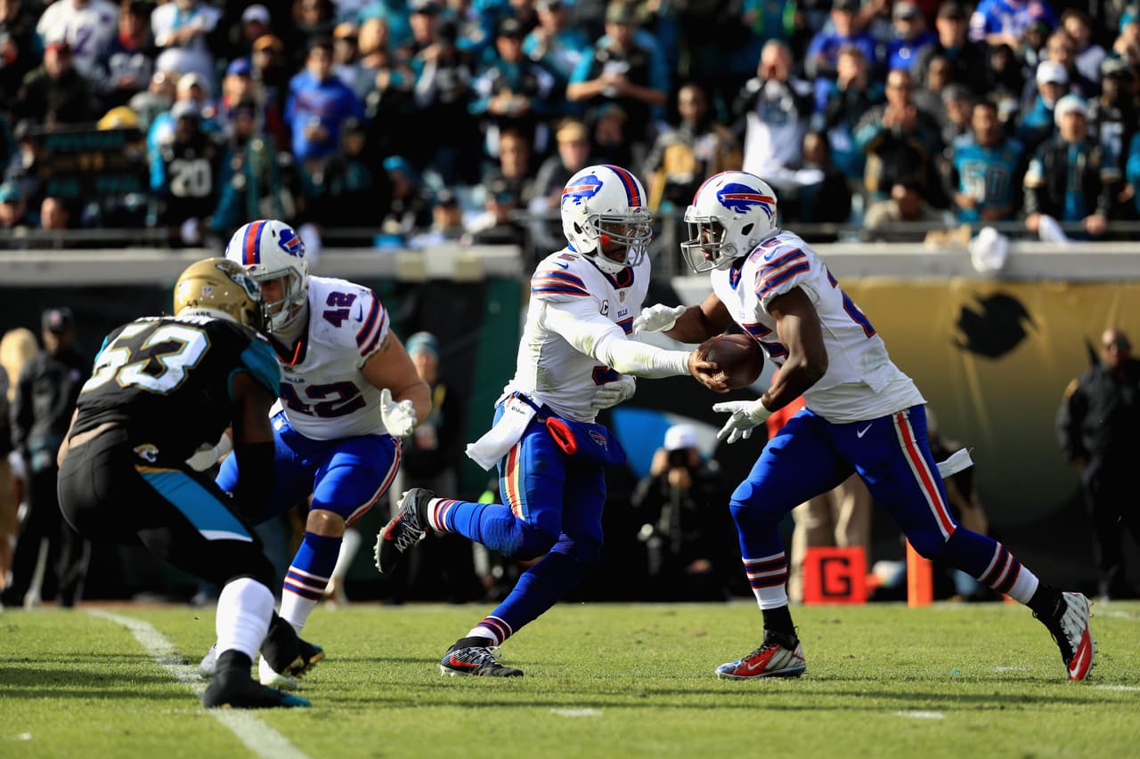 LeSean McCoy fue el ofensivo más destacado de los Bills. Por aire tuvo 44 yardas en 6 recepciones y por tierra sumó 75 yardas en 19 acarreos para liderar ambas categorías en su equipo.