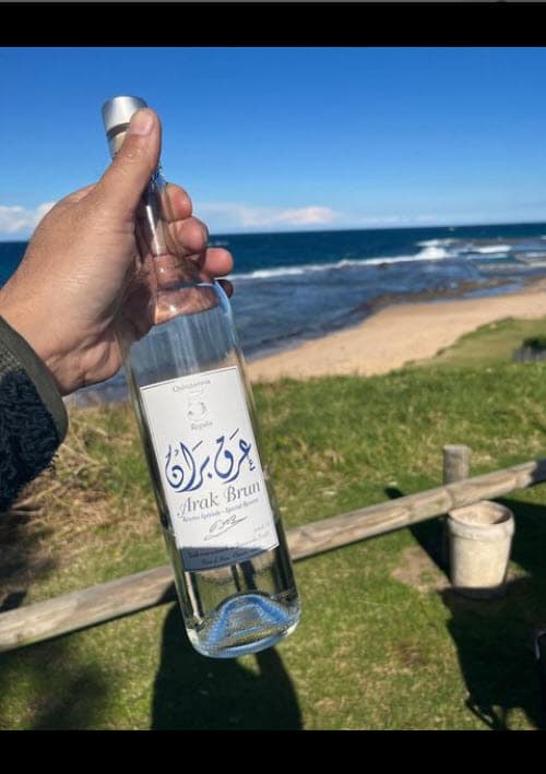 En esta otra dejó ver que la pasó acompañado de un buen trago. 
<br>