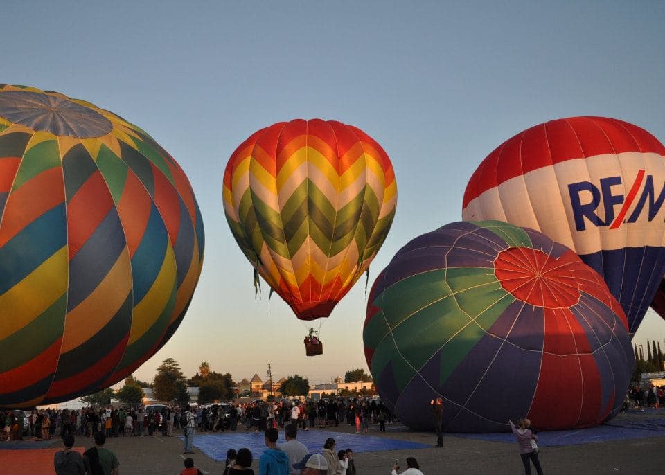 Para conseguir una buena posición y ver cómo los pilotos alistan el vuelo en estos 
<b>globos enormes</b>, las personas deben llegar alrededor de las 6am a 
<b><a href="https://g.page/clovisrodeogrounds?share" target="_blank">Clovis Rodeo Grounds.</a></b>