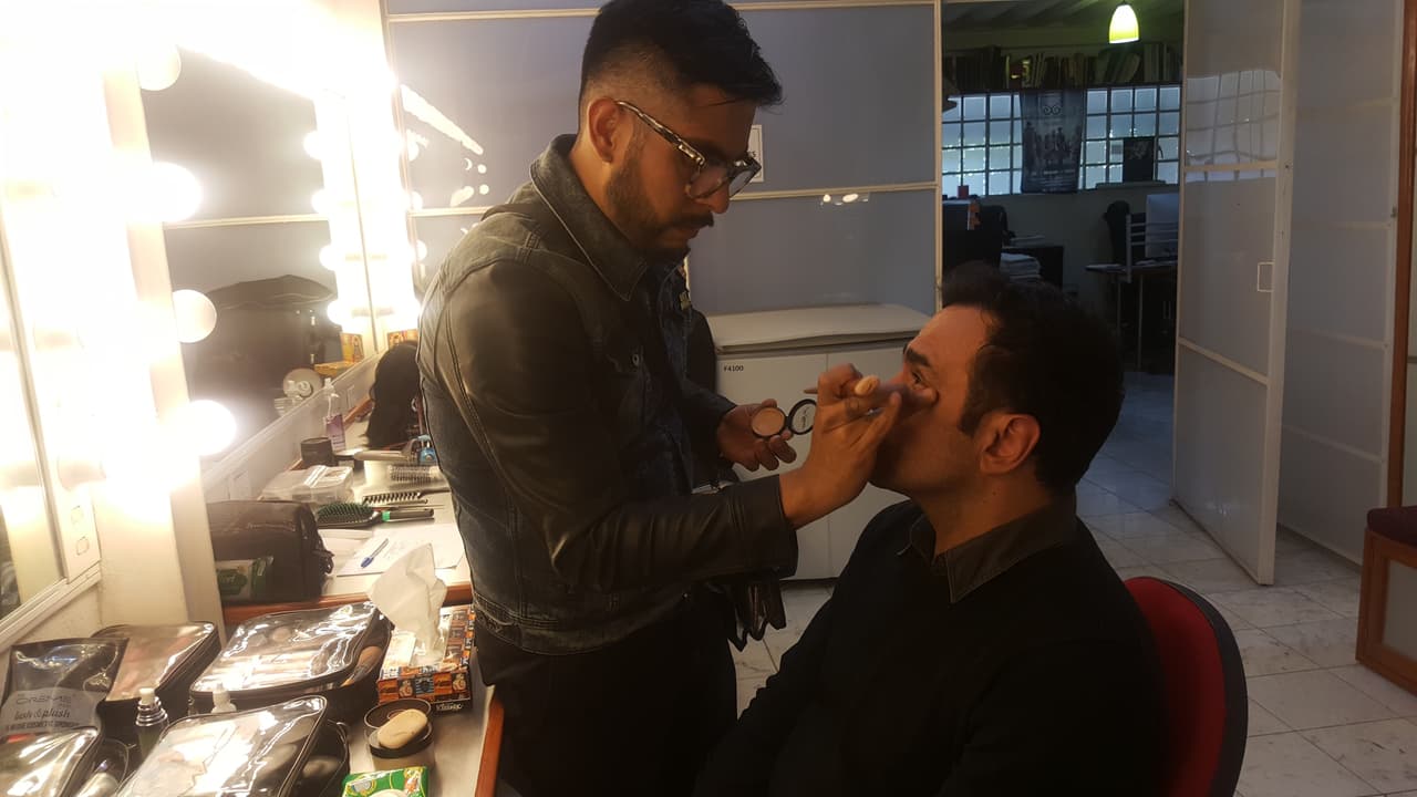 Ariel Miramontes llegó a los camerinos del foro para transformarse en Albertano Santacruz.