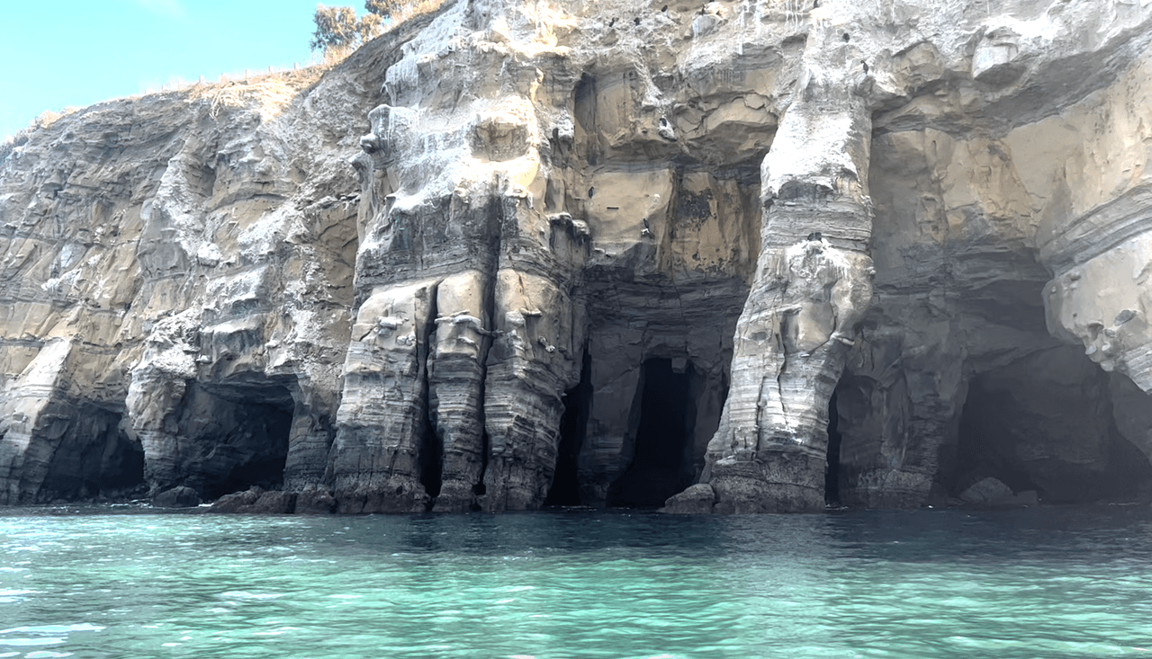 Las mareas altas y la fuerza de las mismas olas ayudaron en el proceso de erosión, por años.