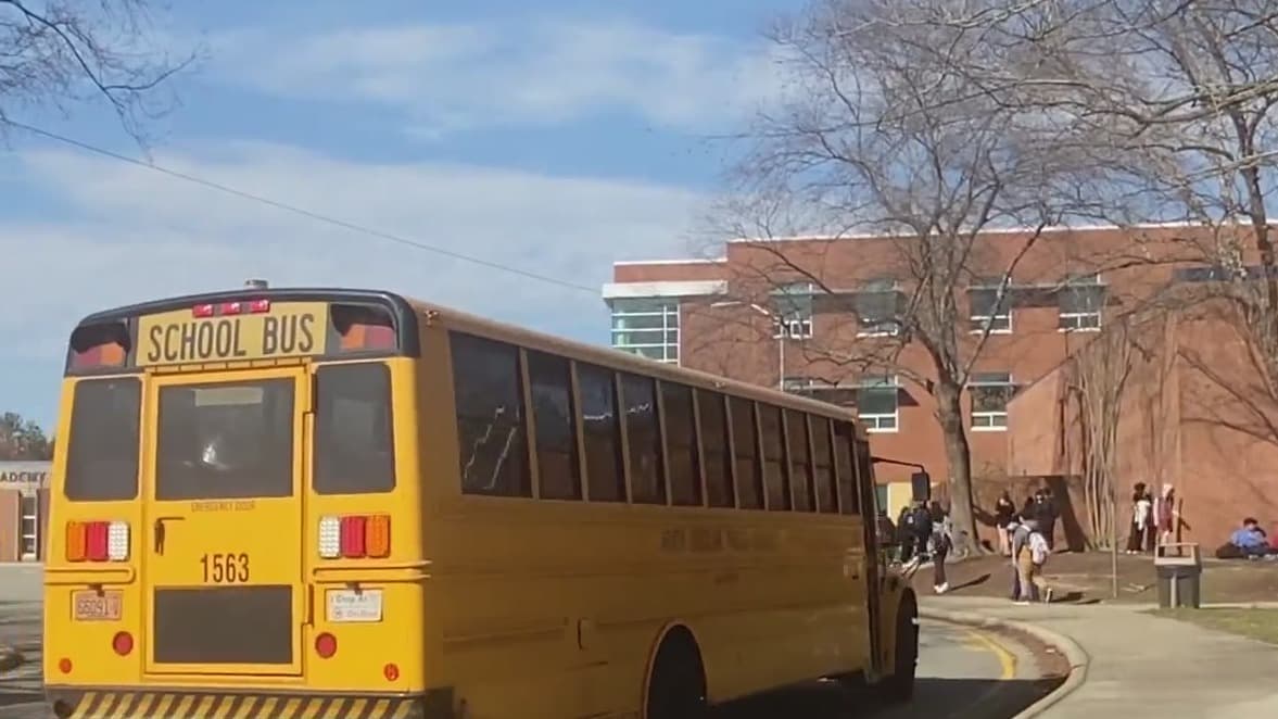 Estudiante de Halifax se encuentra grave tras ser atropellado al bajar del autobús escolar, el conductor fue arrestado