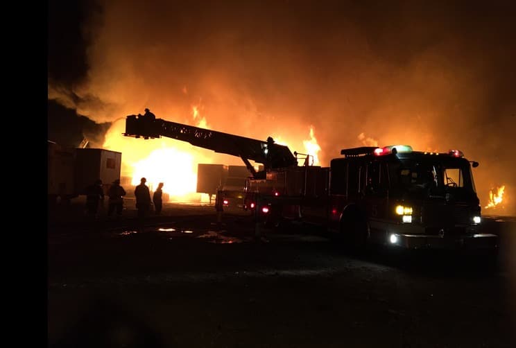 Dos bomberos heridos en incendio en fábrica de madera en La Villita