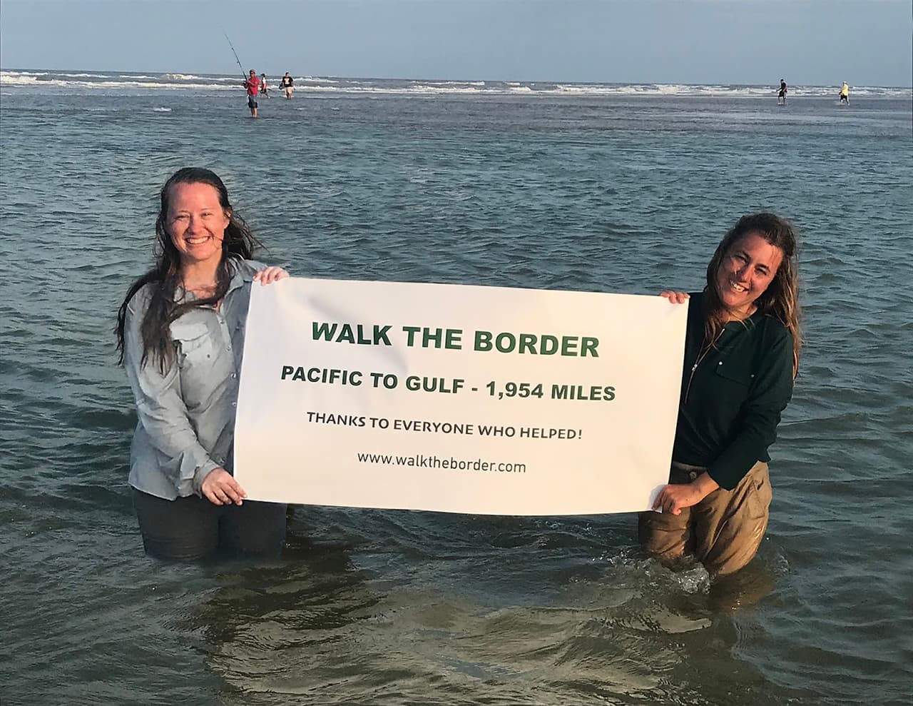 Esta es su foto final. Tenny Ostrem y Claire Wernsted-Lynch habían terminado su gran caminata por la frontera sur en 175 días, después de haber caminado 1,954 millas.