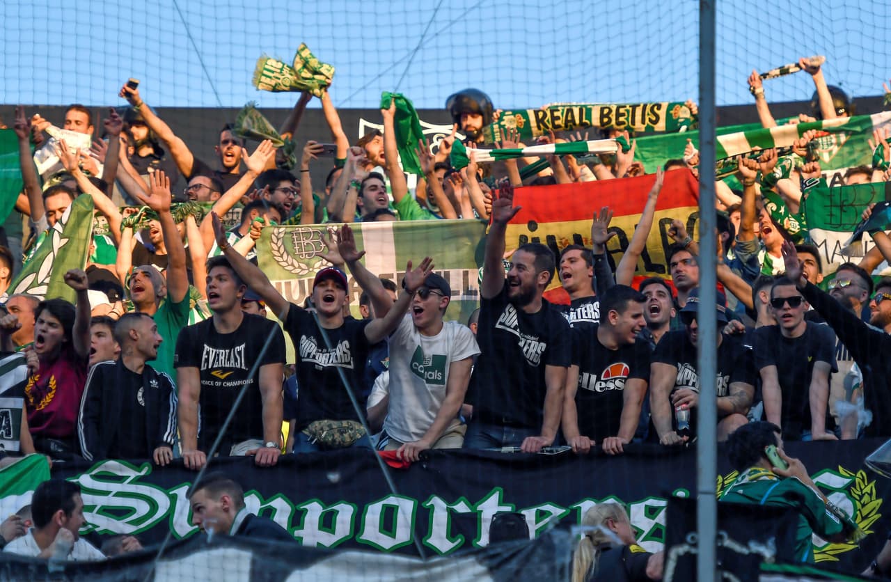 Los seguidores del Betis también animaron a su equipo durante el apasionante encuentro.