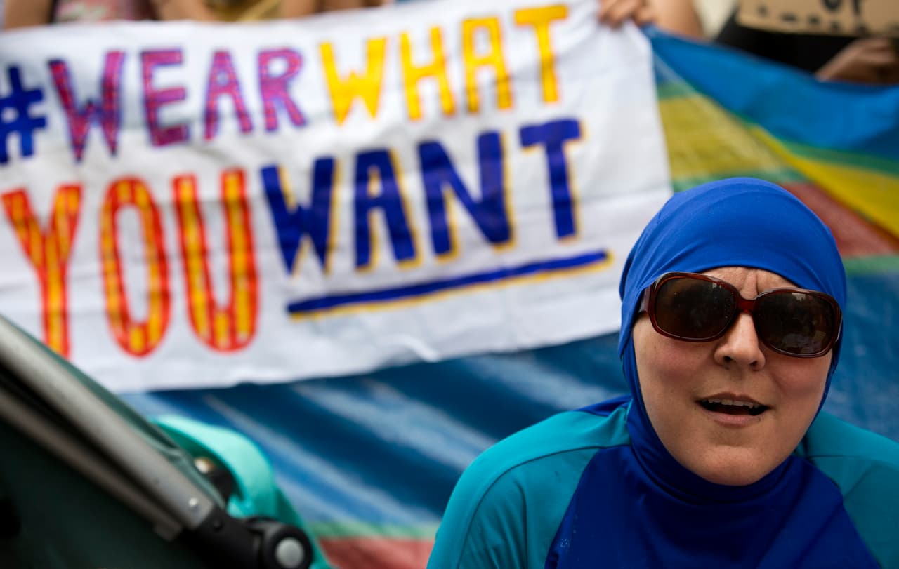 Una mujer usa un burkini en una protesta en frente de la embajada francesa en Londres.