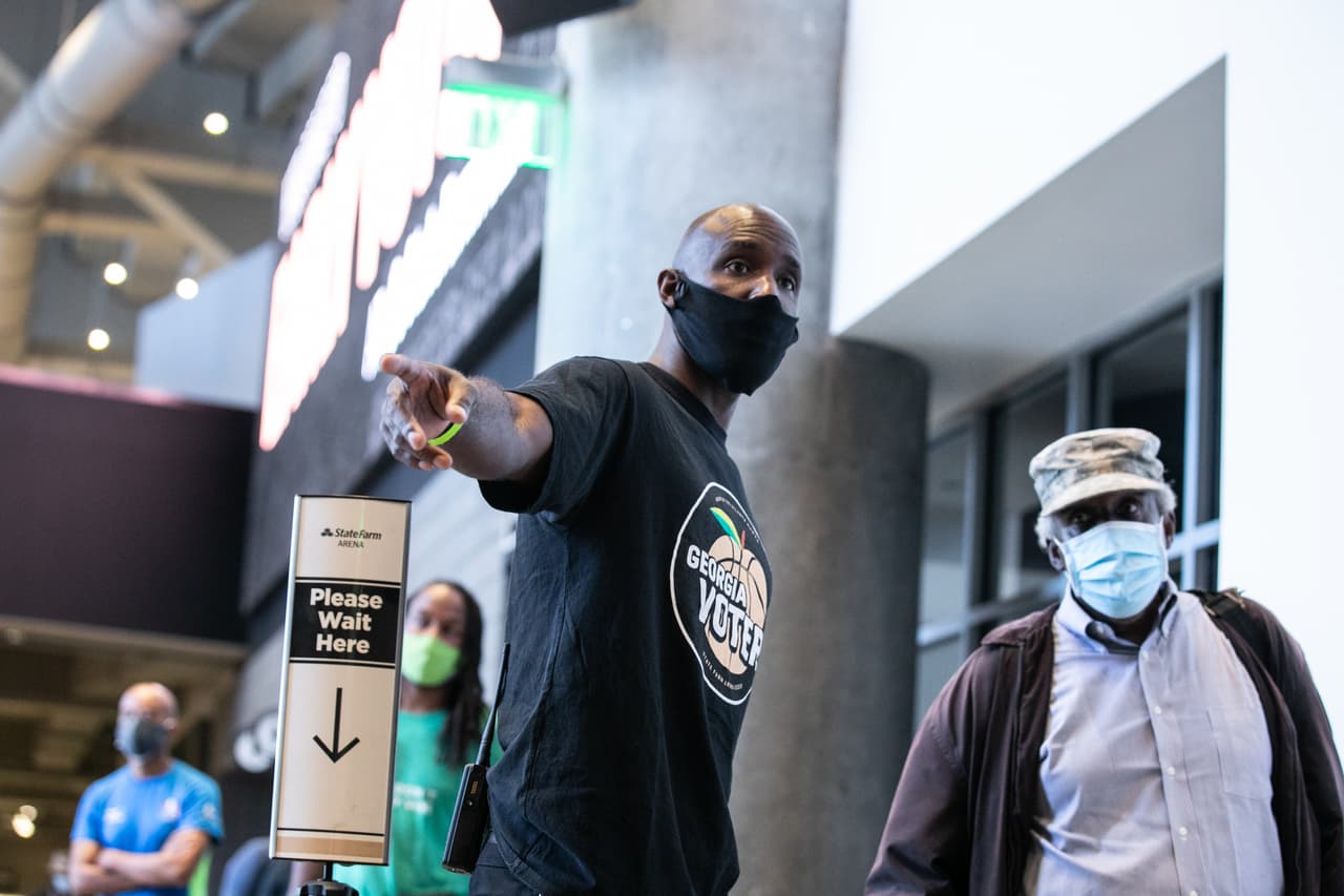 Los coordinadores de los centros dan isntrucciones a los votantes para ejercer su derecho al voto