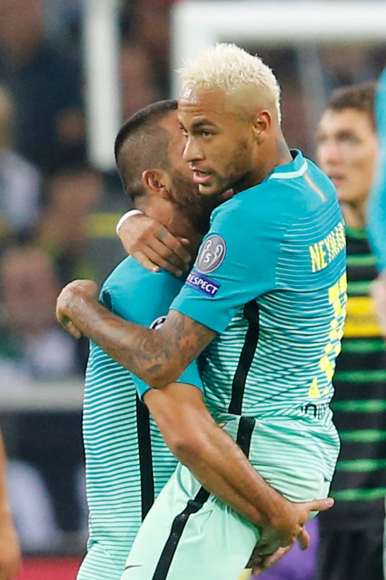 Neymar anotó en el triunfo 1-2 del Barcelona contra el Monchengladbach en Alemania.