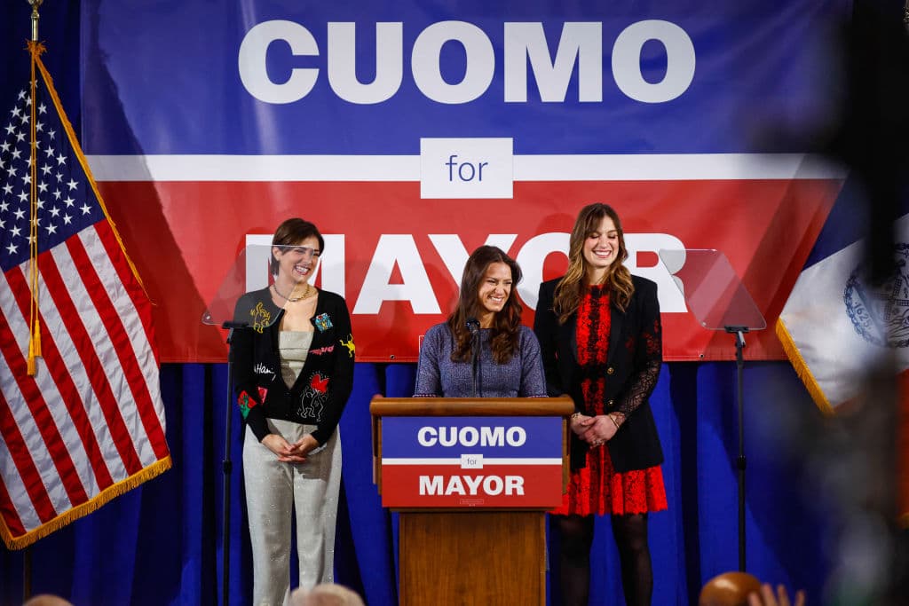 El candidato a la alcaldía de la ciudad de Nueva York Andrew Cuomo estuvo acompañado por sus hijas Michaela, Cara y Mariah Kennedy-Cuomo.