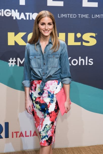 Falda tubo trendy. Inspírate en la it girl Olivia Palermo, que eligió una falda lápiz floreada, con un largo por debajo de las rodillas. Para marcar tendencia, la combinó con una camisa de jean anudada a la cintura, dándole un twist cool a un modelo comúnmente asociado a la mujer ejecutiva.