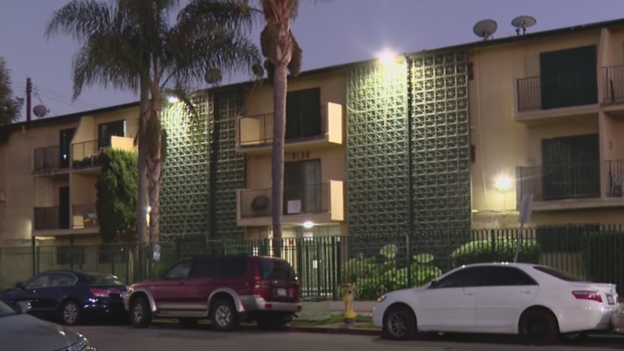 Padres y abuela acusados de asesinar a niño hallado en congelador en Lynwood