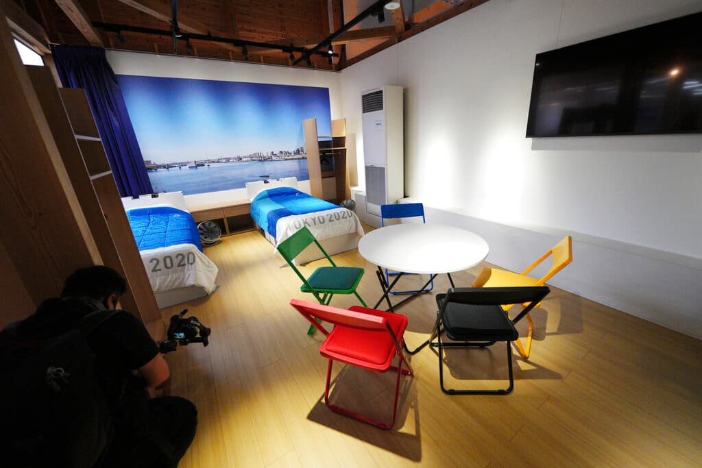 Sin embargo, en esta ocasión 
<b>las camas no parecen ser el lugar donde deban ocurrir los encuentros entre atletas ni las celebraciones de los ganadores</b>. Takashi Kitajima, gerente general de la Villa Olímpica, dijo que son altamente resistentes, incluso más que la madera, pero que 
<b>fueron diseñadas para una sola persona y no más de 400 libras.</b>