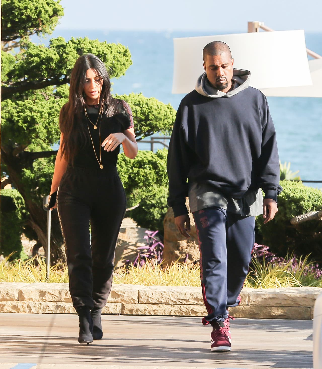 La pareja lucía seria de camino a su carro, un Mercedes-Maybach, cuyo precio supera los 170,000 dólares.