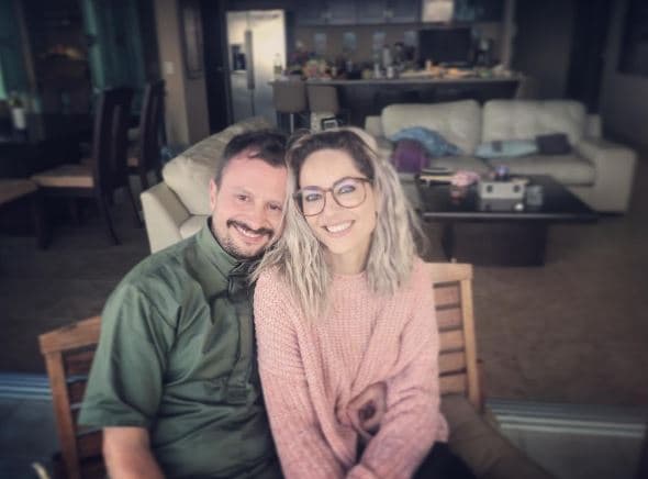 Quien no sale a ningún lado sin sus gafas, ya sean oscuras o claras, es la abuela más joven del momento. La actriz Barbara Mori luce como toda intelectual con esos lentes de pasta.