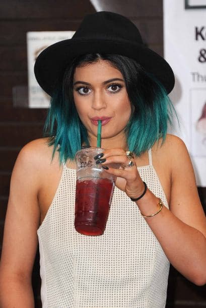 Kylie lleva un estilo muy desenfadado y eléctrico considerando su cabello verde.