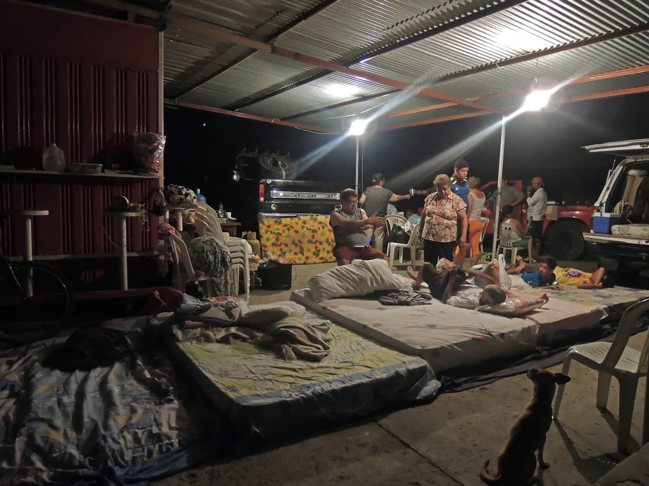 Una noche a la intemperie en el devastado Ecuador