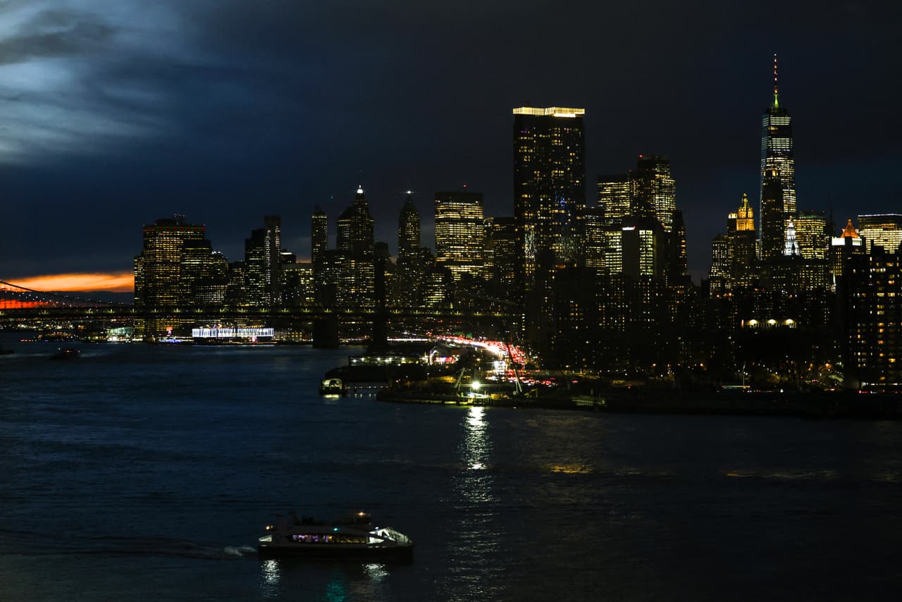 Una mujer saltó al East River para escapar de las llamas tras un accidente automovilístico en el FDR Drive