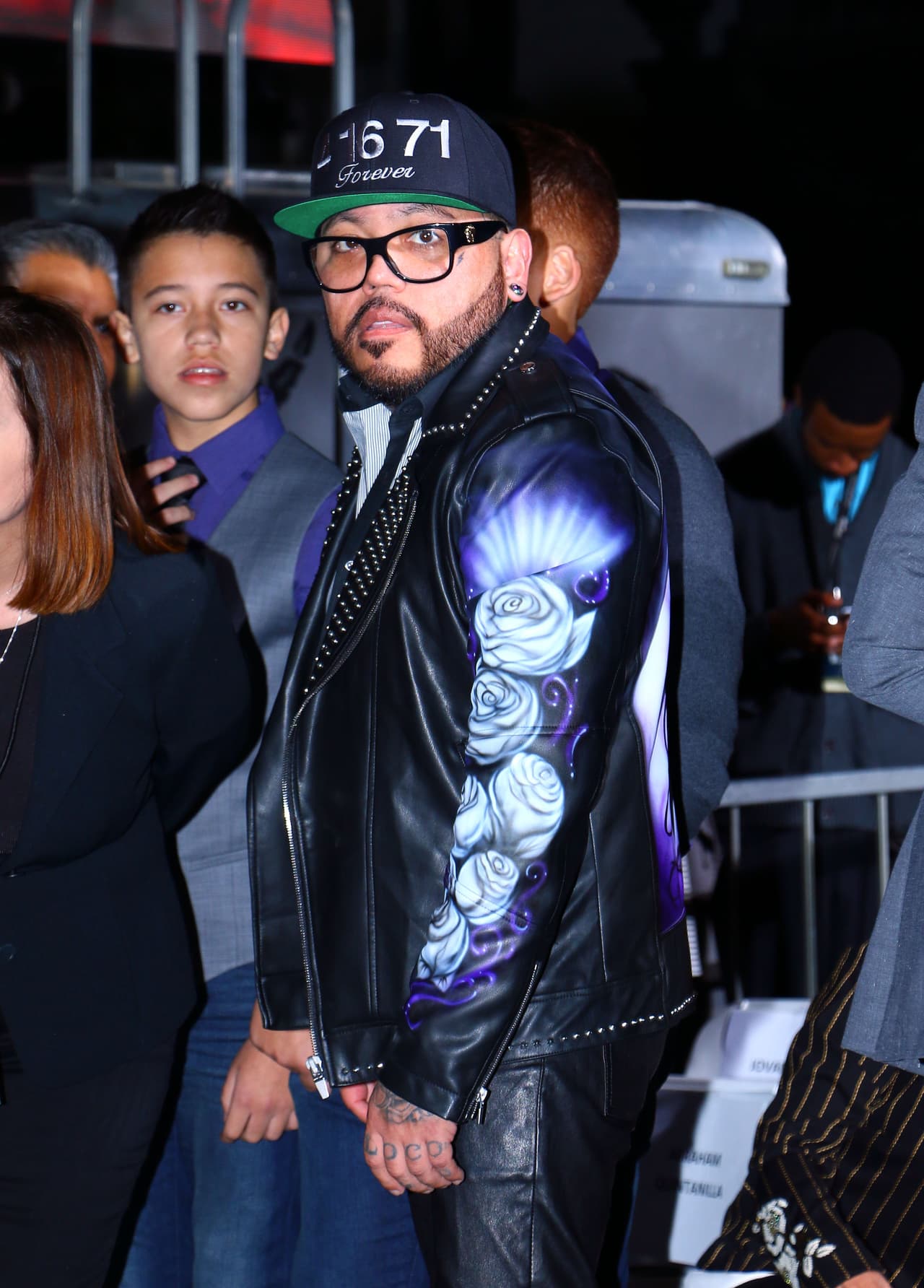 En las mangas de la chamarra se podían observar rosas blancas, que eran las favoritas de su hermana.