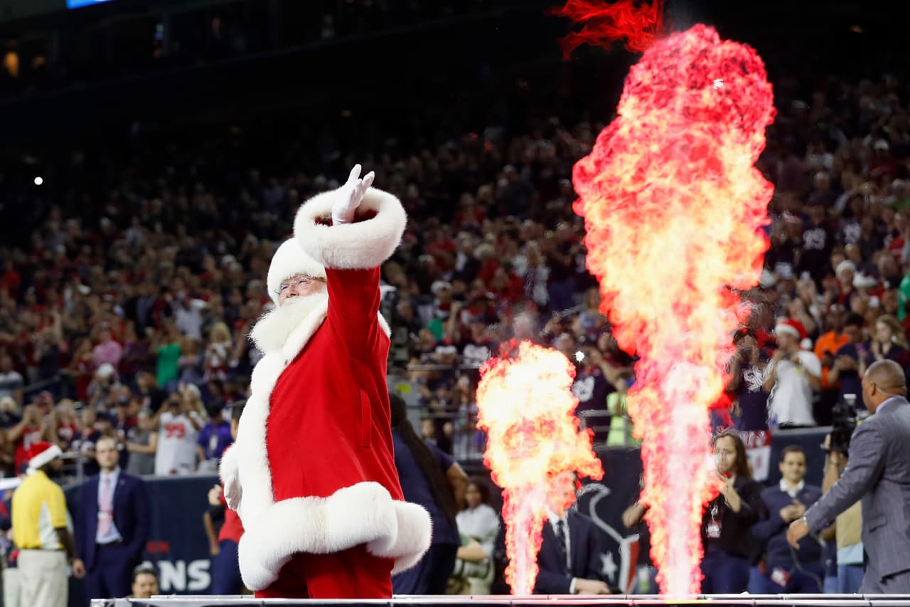 Los colores de la Navidad y personajes representativos como Santa Claus, el Grinch y los renos estuvieron en la jornada de la NFL, que tuvo en la belleza de las animadoras y la alegría de los fanáticos la combinación perfecta.