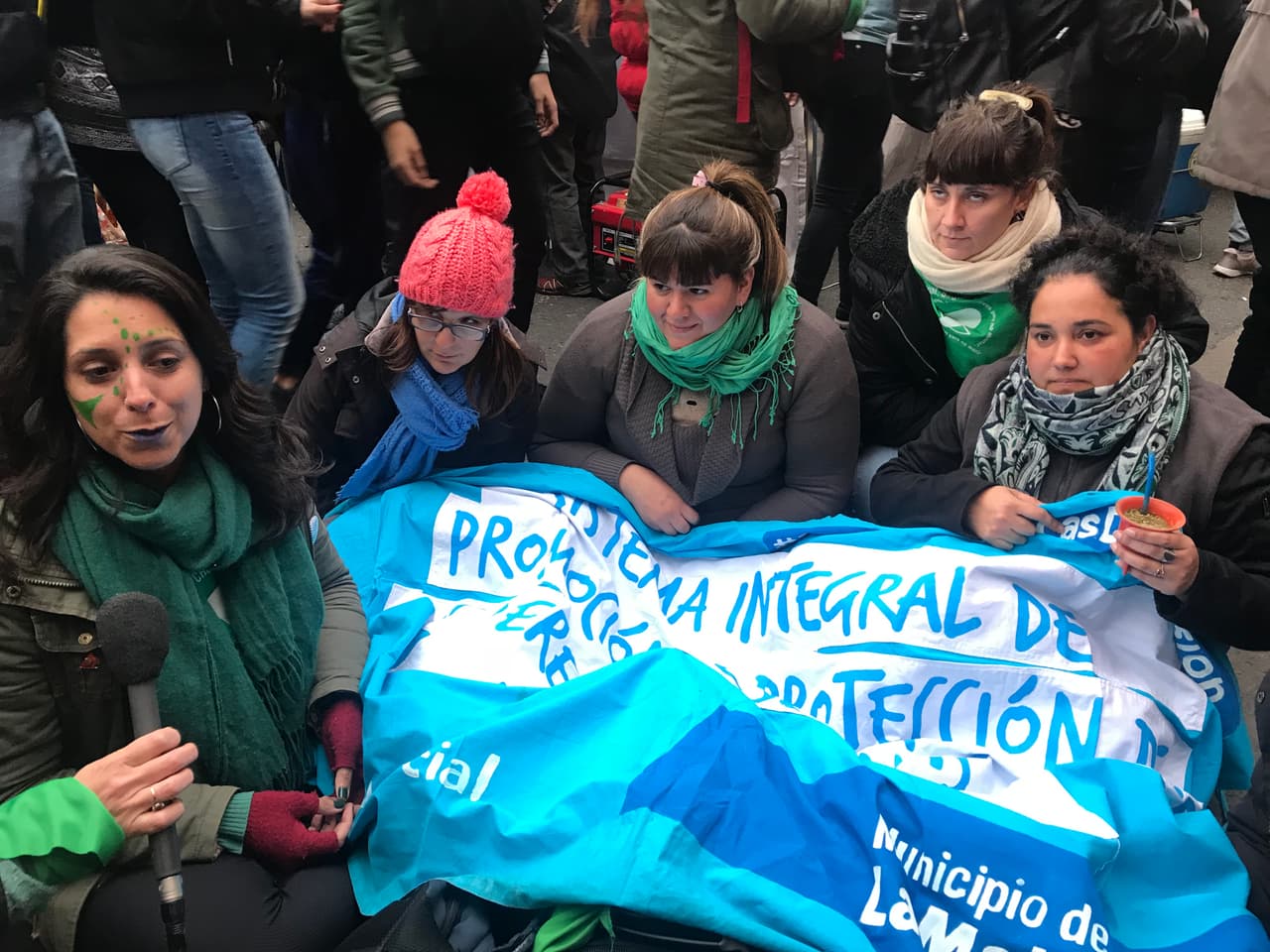 "¿Entonces por qué dentro de las instituciones religiosas no permiten que se hable de sexualidad ni distribuyen métodos anticonceptivos gratuitos, que son una ley nacional? En las escuelas públicas queda a criterio de los profesores si dar educación sexual o no y se aplica poco. Pero en las escuelas privadas si hablas del tema te echan", dice este grupo de mujeres que trabaja con jóvenes en situación de derechos vulnerados.