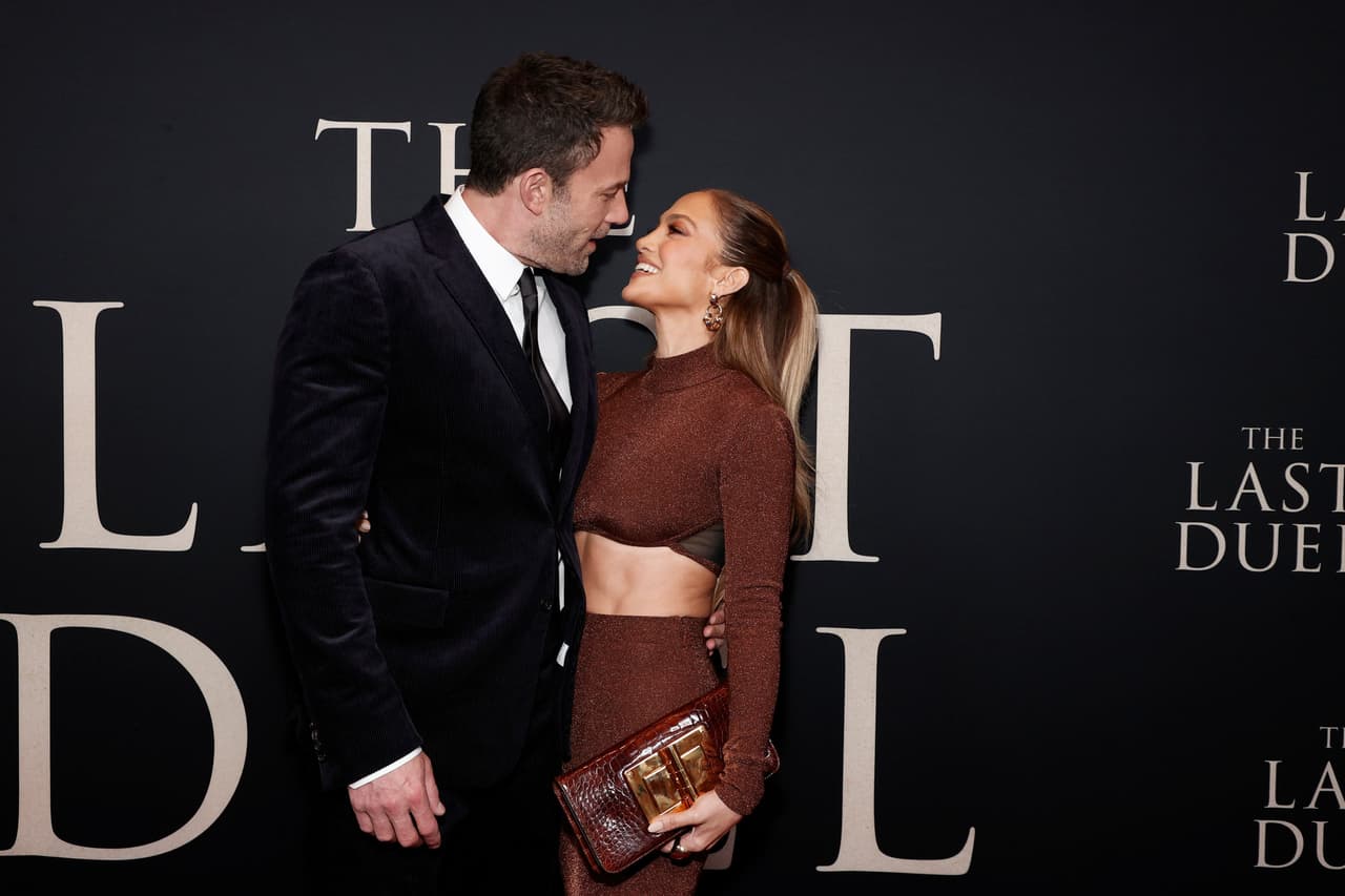 "Ambos tienen un otoño muy ocupado y 
<b><a href="https://people.com/style/jennifer-lopez-ben-affleck-make-red-carpet-couple-return-venice-film-festival-2021/" target="_blank">disfrutan pasar el mayor tiempo posible</a></b> juntos ahora [...] JLo está emocionada de estar a su lado", dijo una fuente de People a principios de septiembre pasado. 
<br>