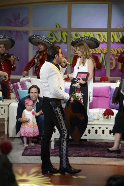 Pablo Montero le cantó a las mamitas