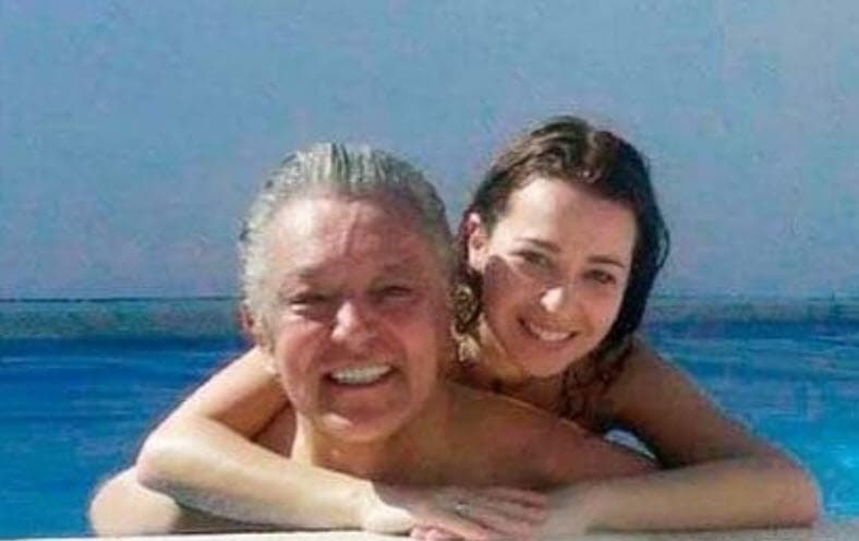 Su futura esposa es
<b>Elisabeth Renea</b>, una mujer española con quien inició un romance desde 2005.
<br>