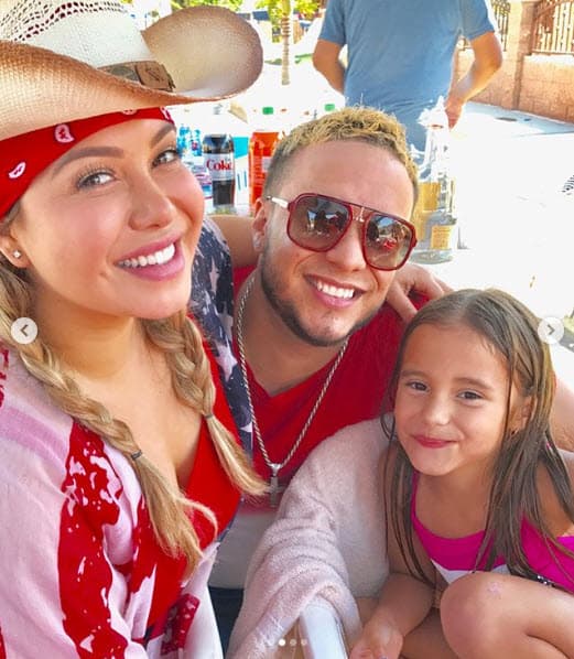 Esta semana se supo que el cantante también resolvió el pleito por
<b><a href="https://www.univision.com/entretenimiento/los-detalles-del-arreglo-de-claudia-galvan-a-lorenzo-mendez-por-la-pension-alimenticia-de-su-hija">el pago de pensión alimentaria a su única hija, Victoria</a></b>, por lo que ya el camino parece estar limpio para el anticipado matrimonio.