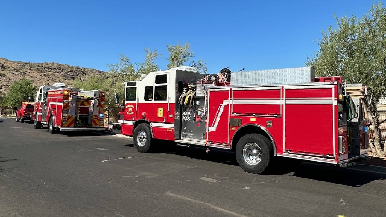 Los equipos de rescate técnico respondieron al sendero del sur de Phoenix 
<b>esta mañana alrededor de las 9 a.m.</b> y caminaron hasta la cima de la montaña para auxiliar al paciente.