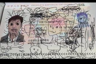 Se quedó varado en Corea: su hijo le rayó su pasaporte