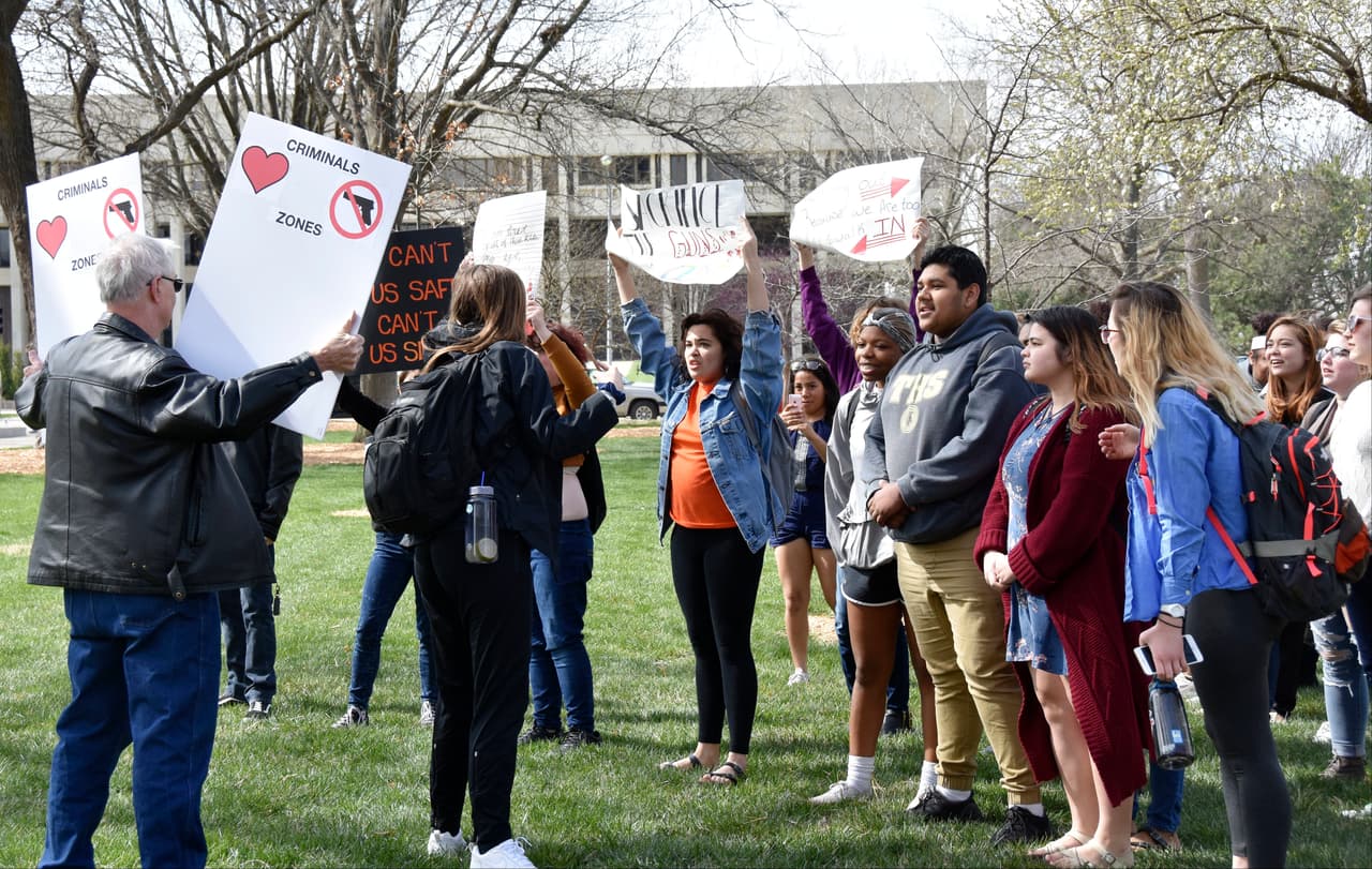 Estudiantes se reunieron para manifestar en Topeka, Kansas.
<br>