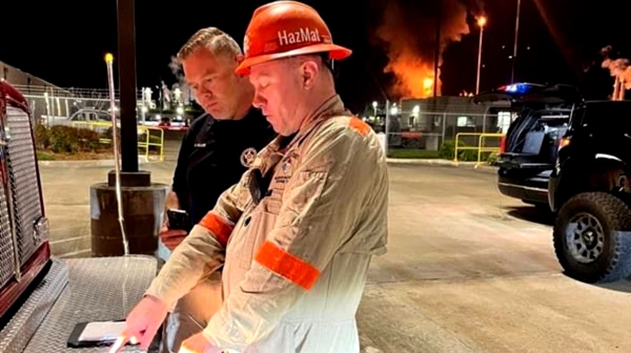 Controlado el incendio en planta química de Pasadena; se investigan las causas