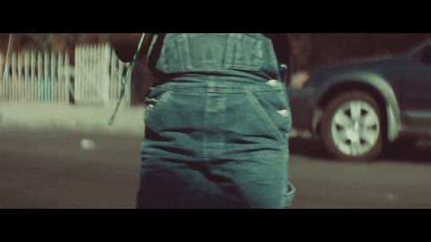 La canción tiene un bello mensaje empoderador sobre ser uno mismo e ir contra el bullying, y el video lo refleja, con esta peculiar nena que se pasea por un barrio latino luciéndose.