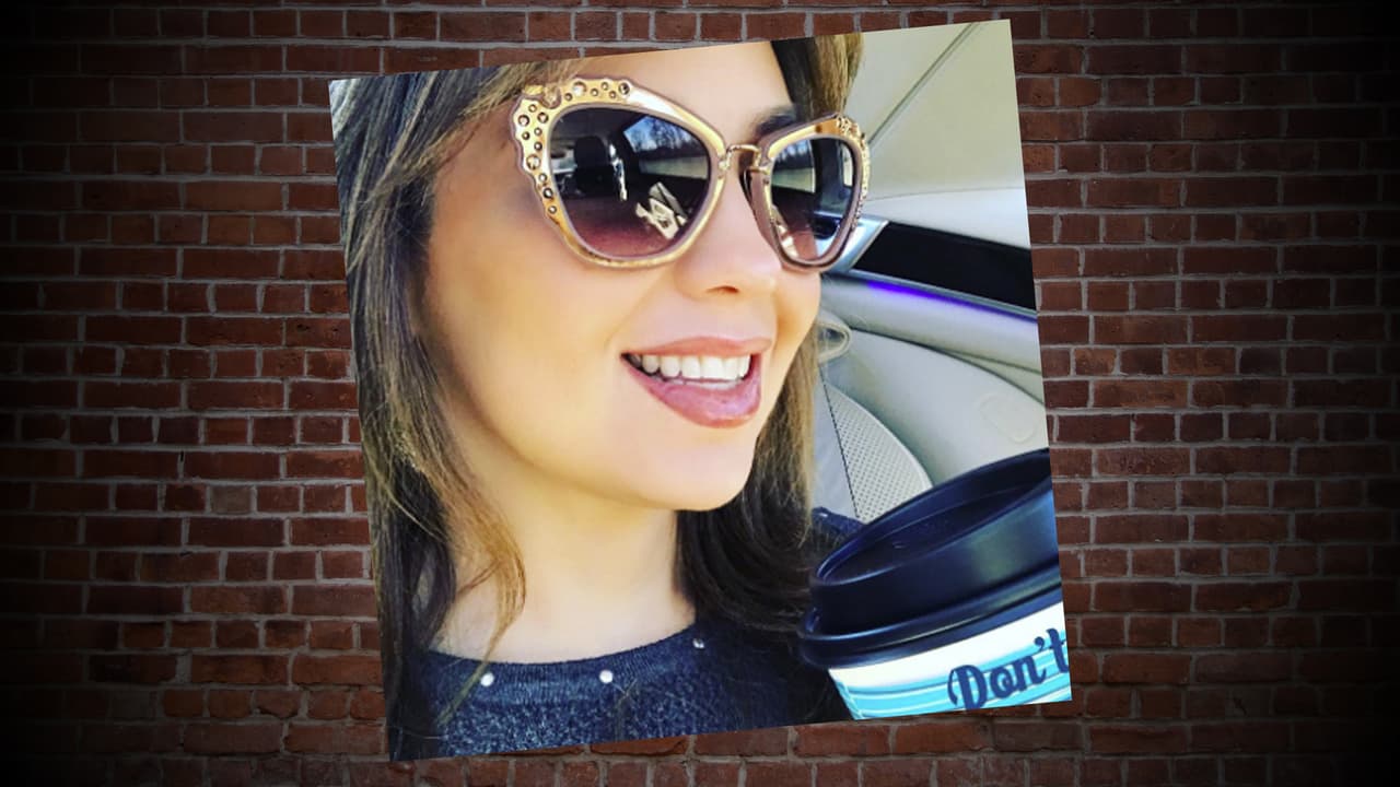 Ya sea en el auto, con su mejor amiga Lili Estefan o con su esposo Tommy Mottola, Thalis no puede estar sin lentes de sol. Y es que la cantante y actriz tiene una colección muy particular de gafas y aquí te mostramos algunas de ellas. ¿Cuál es tu favorito?