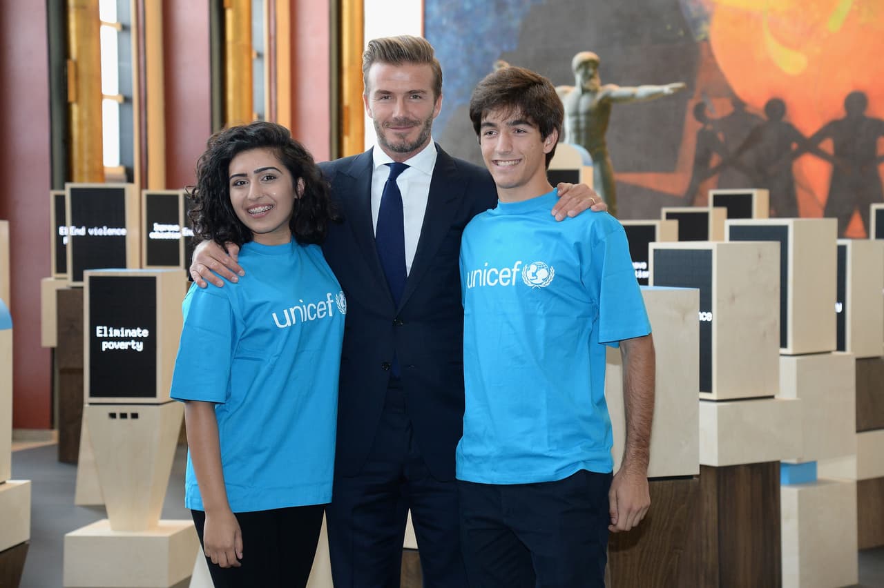 Posando con jóvenes.