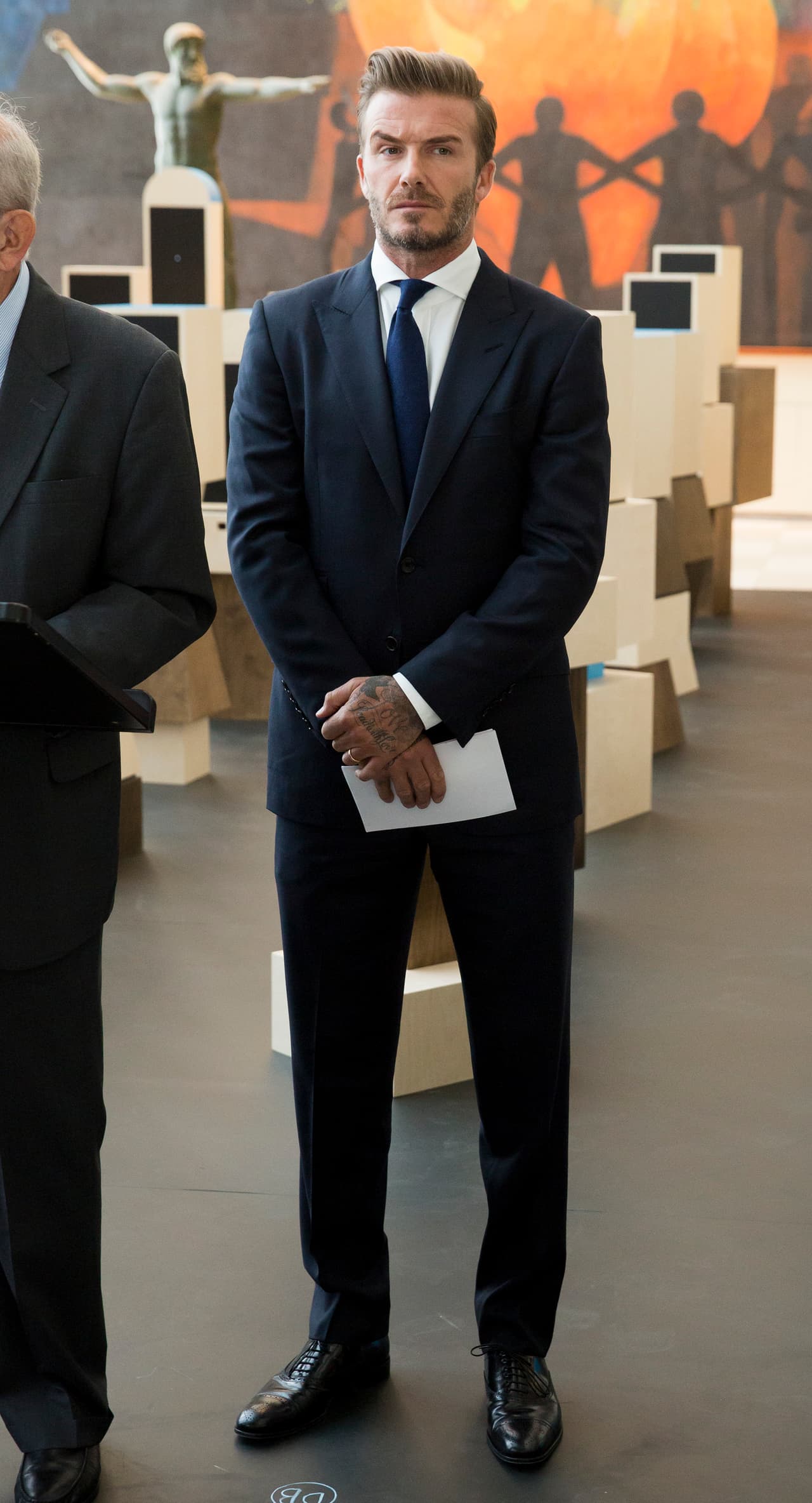 El ex futbolista, muy atento.