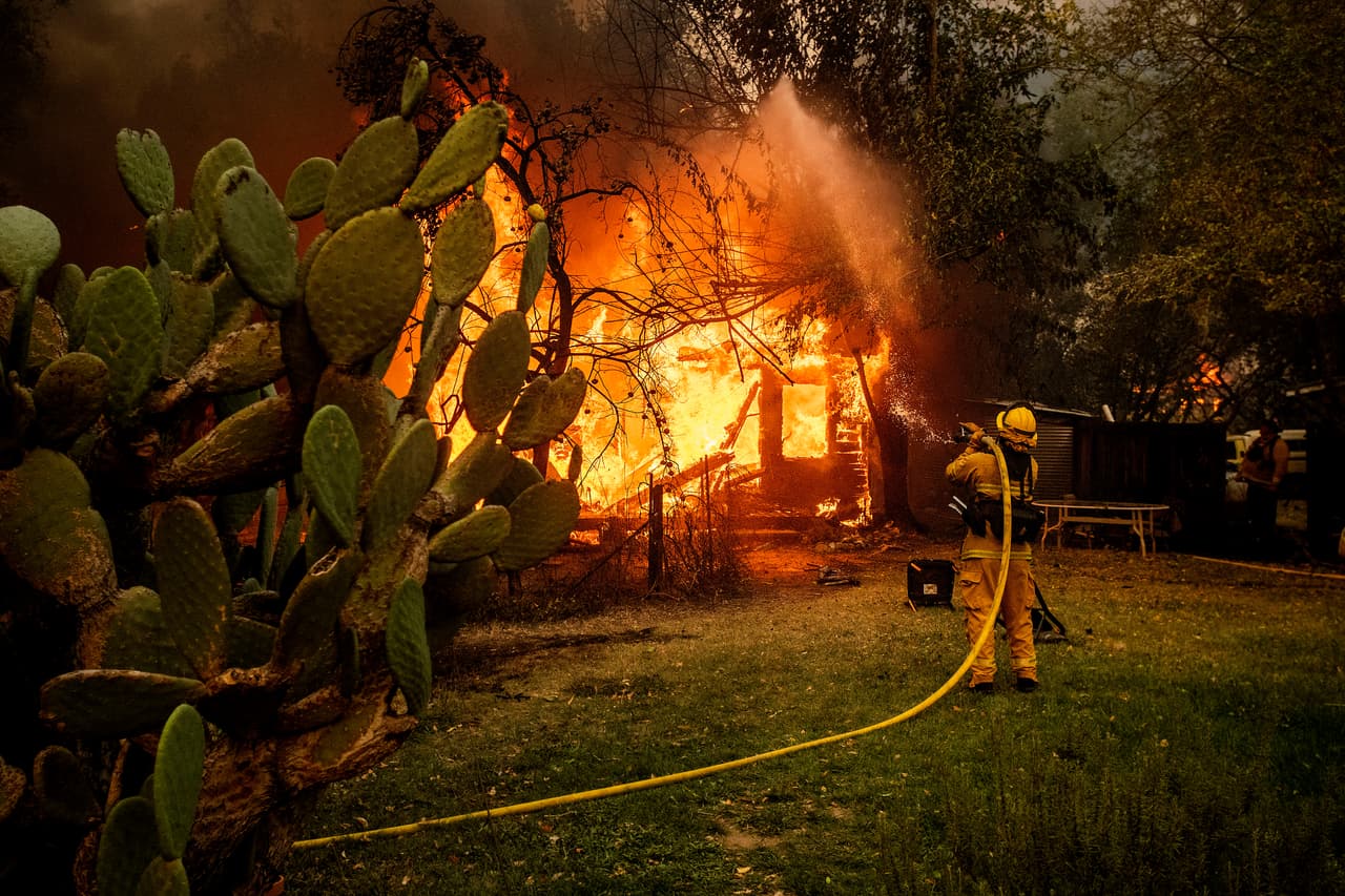 Las temperaturas por debajo del punto de congelación durante la madrugada representaron un nuevo reto para los miles de bomberos que luchan contra las llamas.