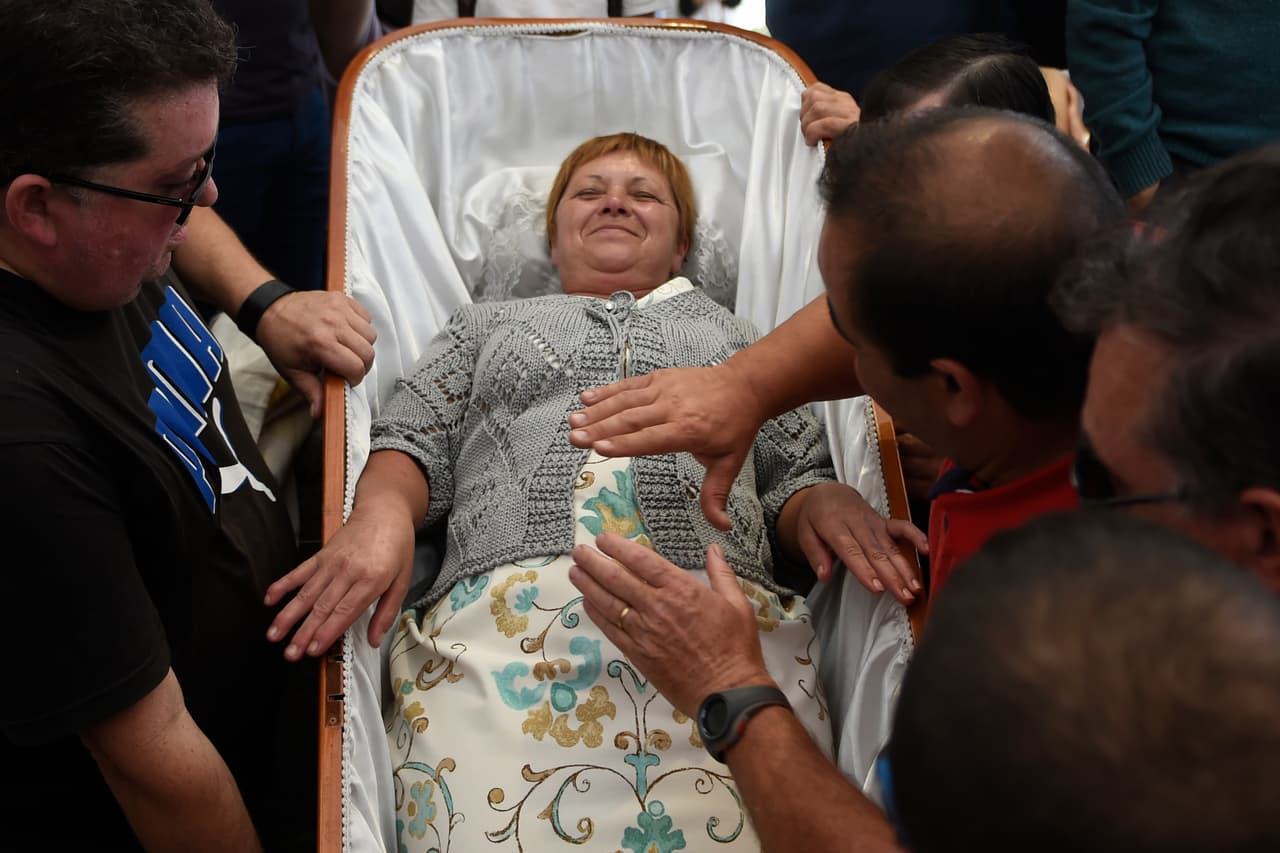 Una peculiar procesión, donde algunas personas voluntariamente se meten en ataúdes como un ofrenda a una santa católica, se realiza desde la edad media cerca de la ciudad de Nieves, en Galicia, España. Conocida como la “procesión de las mortajas”, es una de las tradiciones más antiguas y extrañas del mundo.