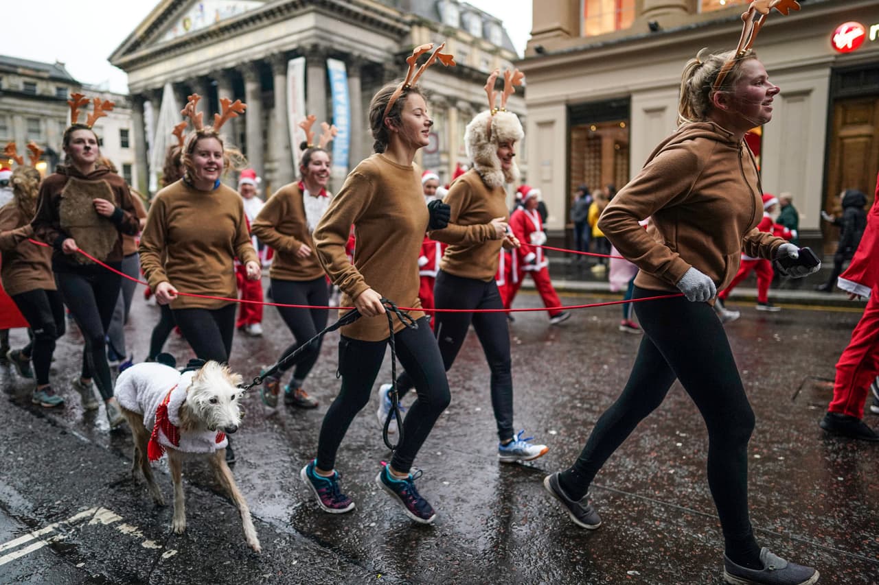Los renos de Santa también se animaron a participar.