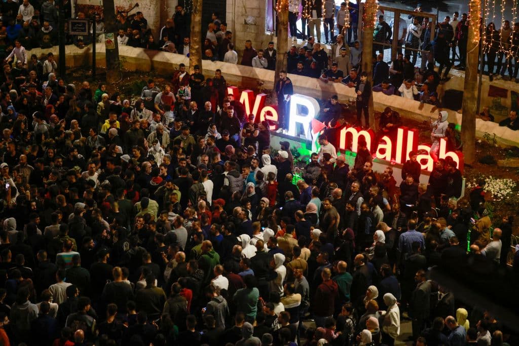 Cientos de personas durante la manifestación en solidaridad con los palestinos de la Franja de Gaza en la ciudad de Ramallah, en Cisjordania.