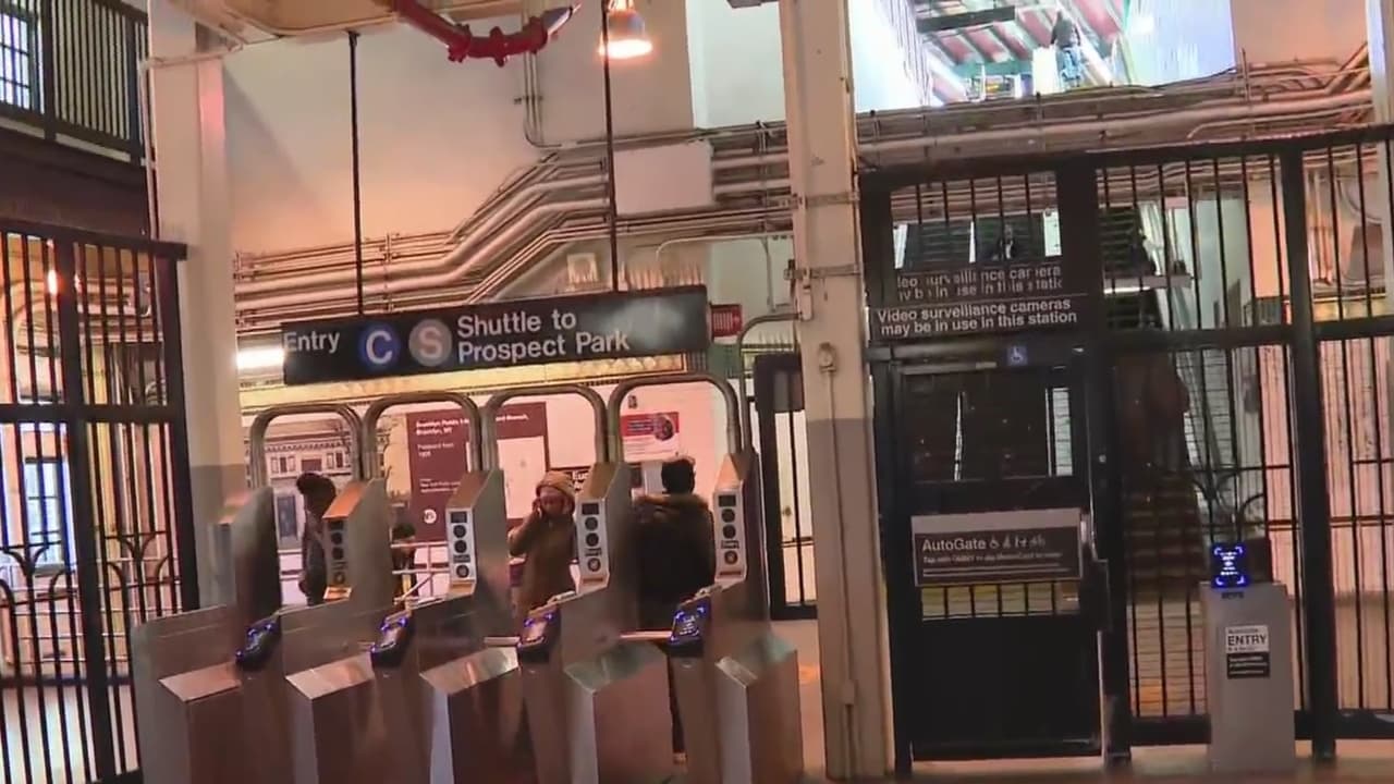 Apuñalan a mujer por la espalda en una estación del metro en Brooklyn