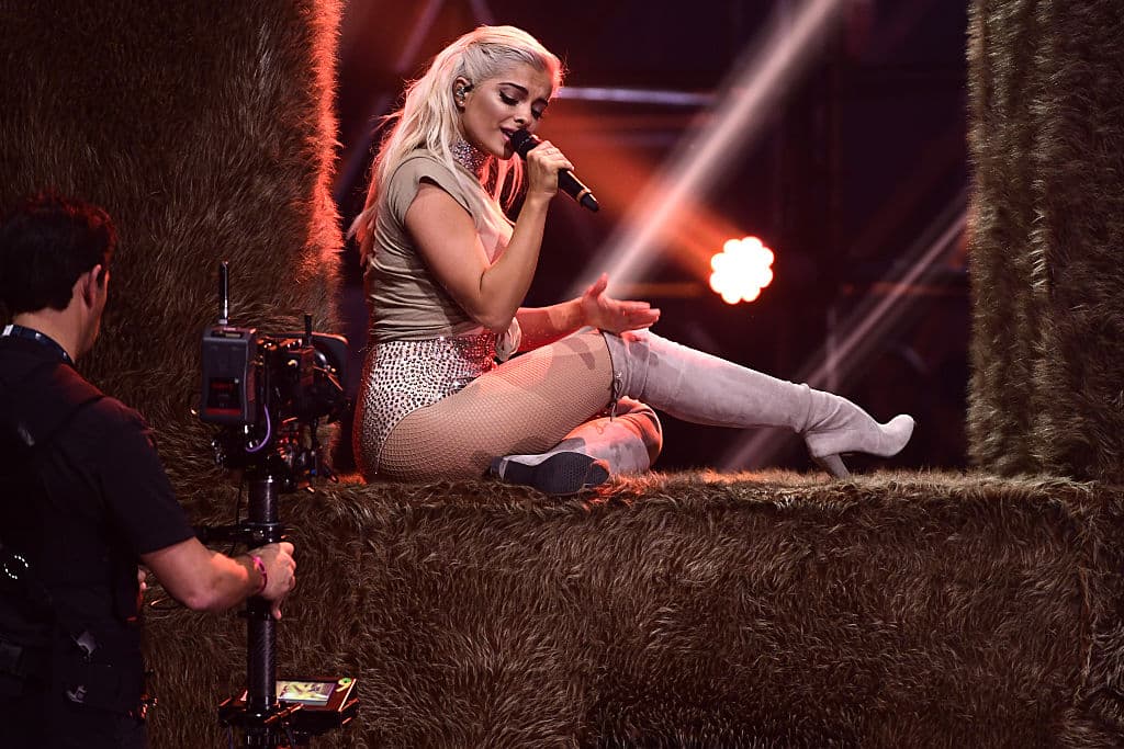 Bebe Rexha durante su presentación