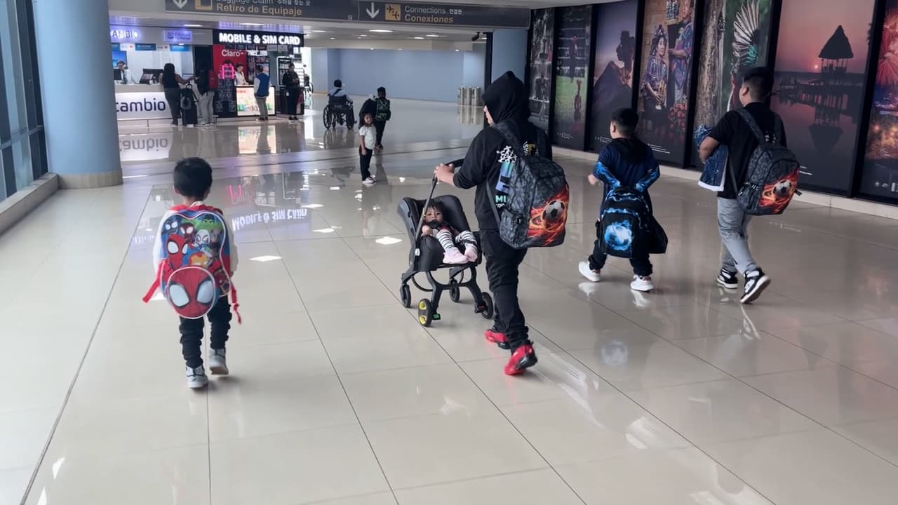 Niños viajan de Miami a Guatemala para reencontrarse con sus padres deportados