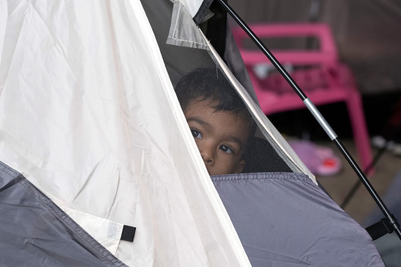 Un niño inmigrante en una tienda de campaña en un campamento en Tijuana. Aguardan presentarse ante una corte de inmigración tras pedir asilo en Estados Unidos.