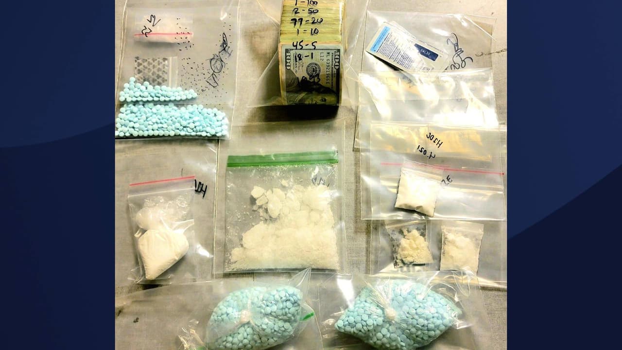 De acuerdo con las autoridades, la investigación comenzó tras una queja comunitaria cerca de Alvernon Way en el vecindario Midtown Tucson. “Un gran ejemplo de la comunidad y el departamento de policía de Tucson trabajando juntos”, 
<a href="https://twitter.com/Tucson_Police/status/1483550149024485376" target="_blank">publicó en Twitter</a> el departamento de policía tras el decomiso de armas y drogas. 
<br>