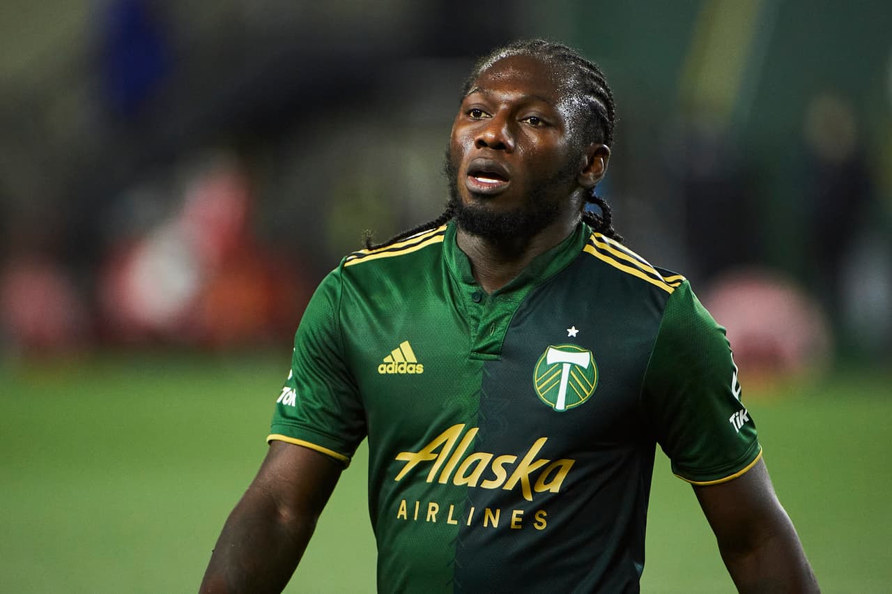 Yimmi Chara se prepara para la acción junto a sus compañeros.
<br>