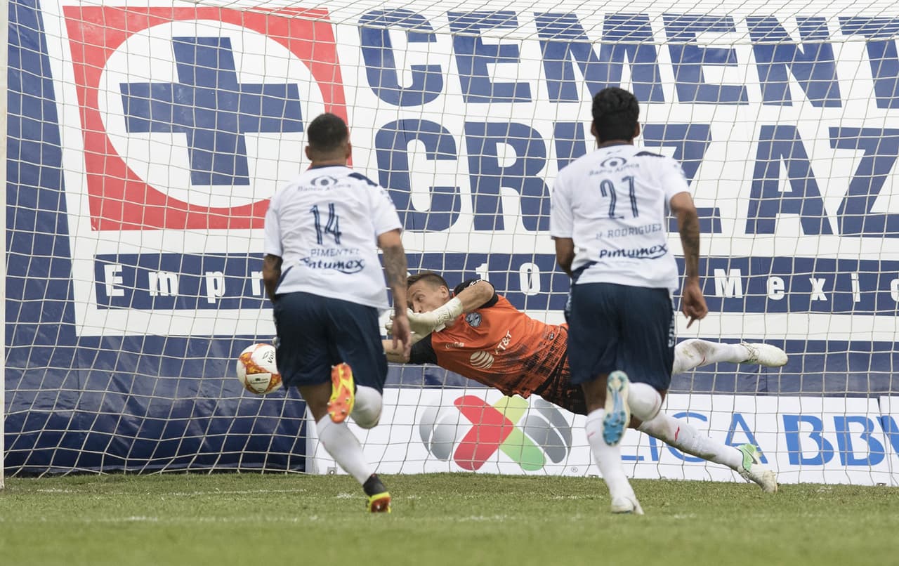 De tiro penal llegó el segundo gol para Cruz Azul, el cobro del argentino Milton Caraglio fue inalcanzable para el guardameta uruguayo del Puebla, Nicolás Vikonis.