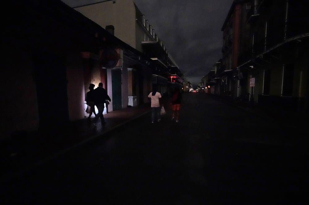 La célebre Bourbon Street, en Nueva Orleans, completamente a oscuras debido al corte de electricidad causado por el huracán Zeta este miércoles. La alcaldesa LaToya Cantrell pidió a los residentes que dieran tiempo a las cuadrillas para limpiar cables caídos, árboles y otros escombros.