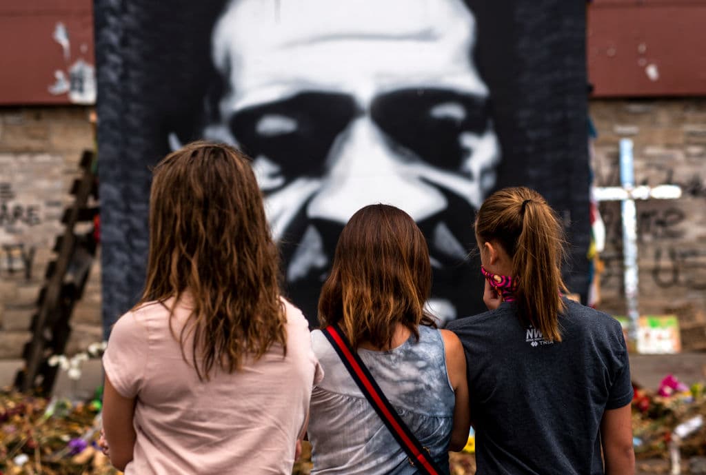 Personas visitando el memorial por George Floyd, el hombre negro que murió el 25 de mayo en una brutal detención por policías de Minneapolis.