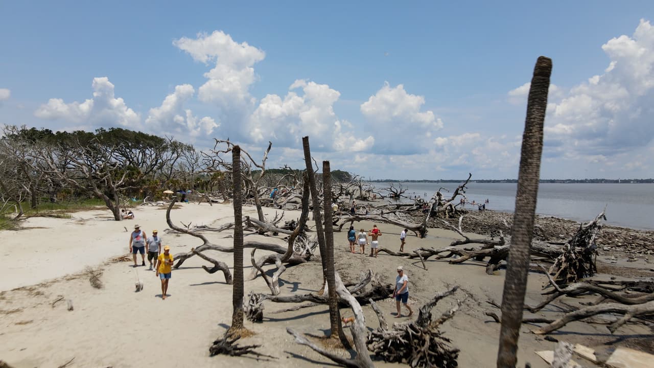 Sin embargo, debe tener en cuenta que esta playa depende mucho de las mareas, lo que significa que cuando la marea está alta, la playa no es tan accesible ni espaciosa.